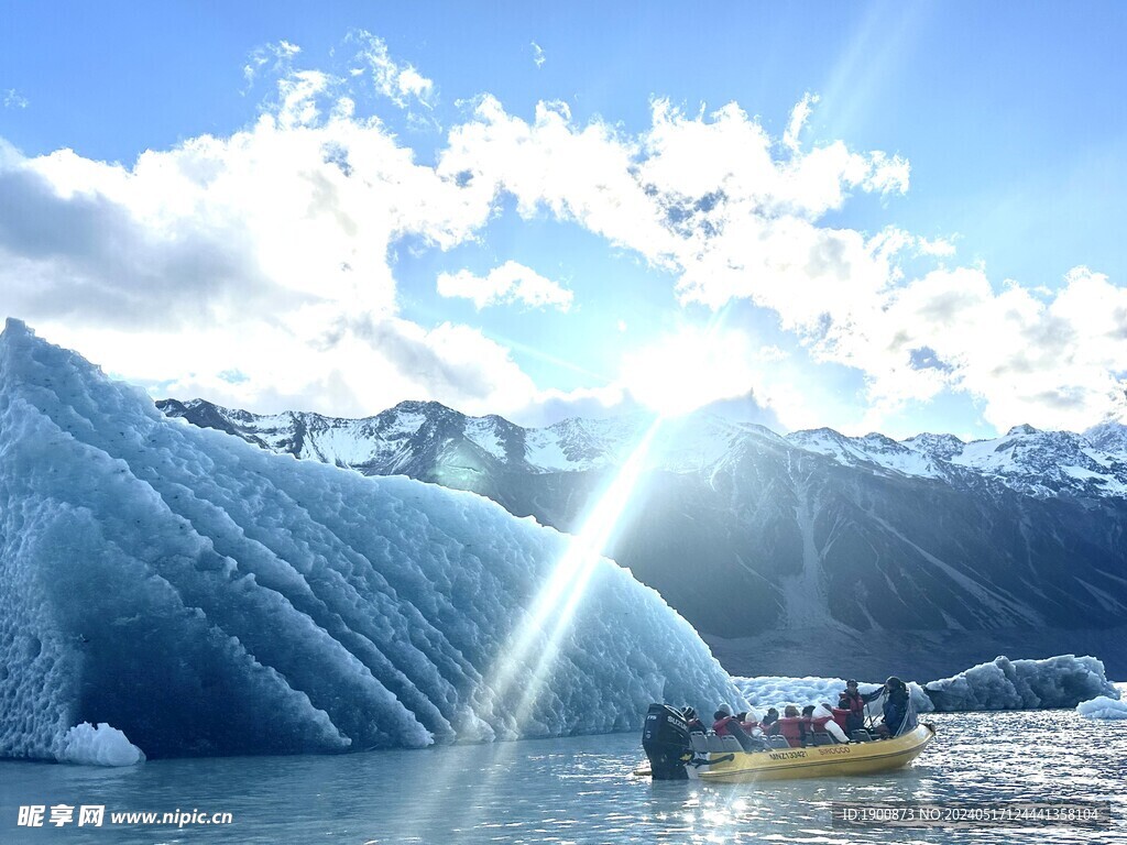 冰湖游船
