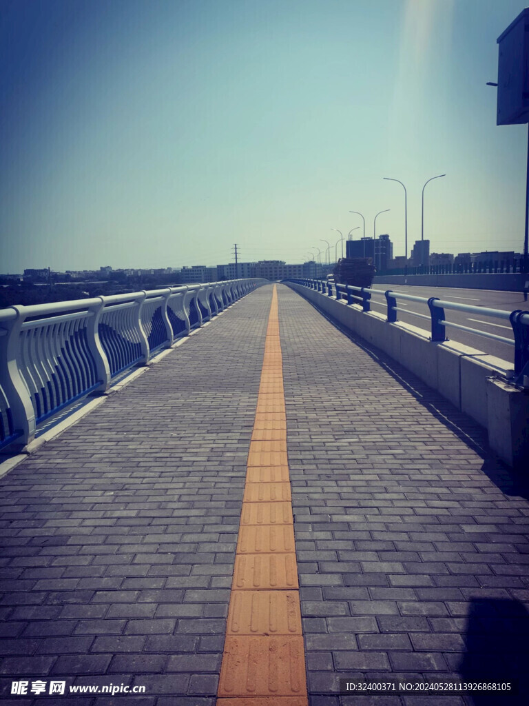 壓馬路 橋上 