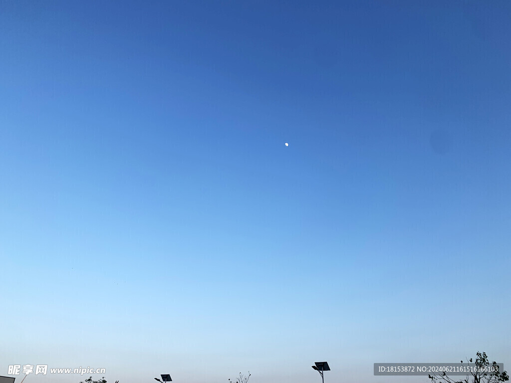 藍天月亮