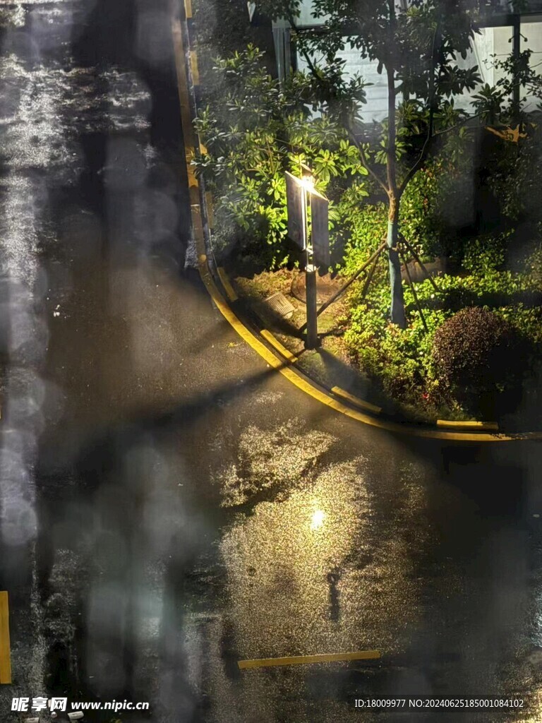 雨天夜晚雨天拐角路燈
