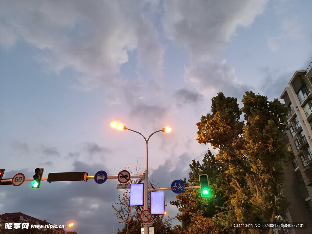 夜晚的紅綠燈