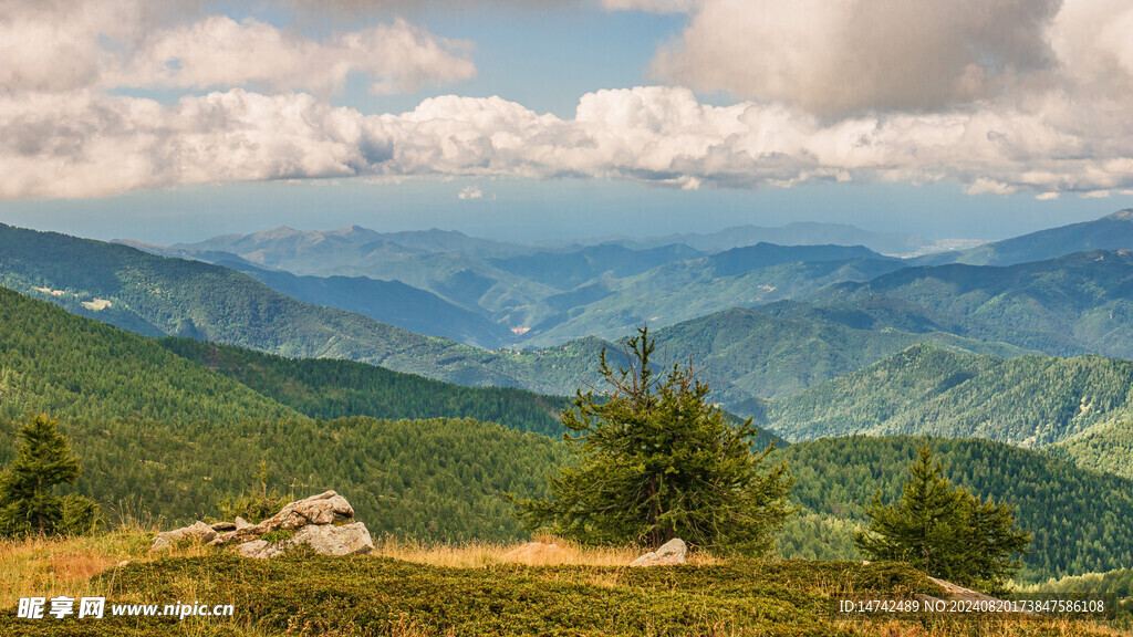 青山連綿風(fēng)景