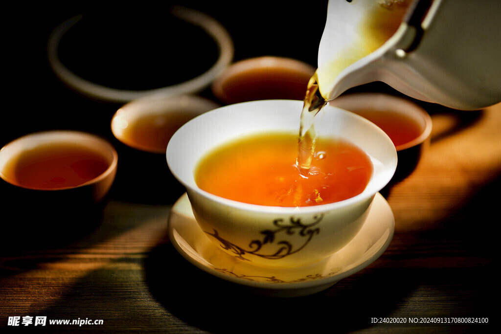 骨瓷茶具倒茶