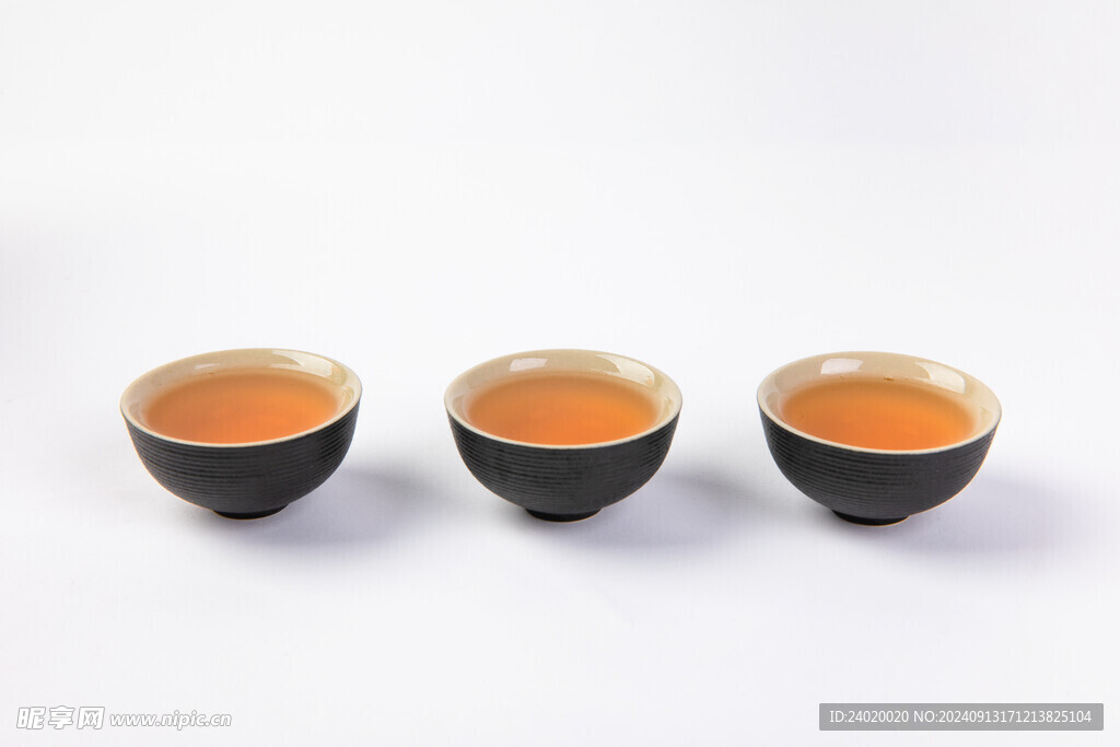 黑瓷茶杯白底