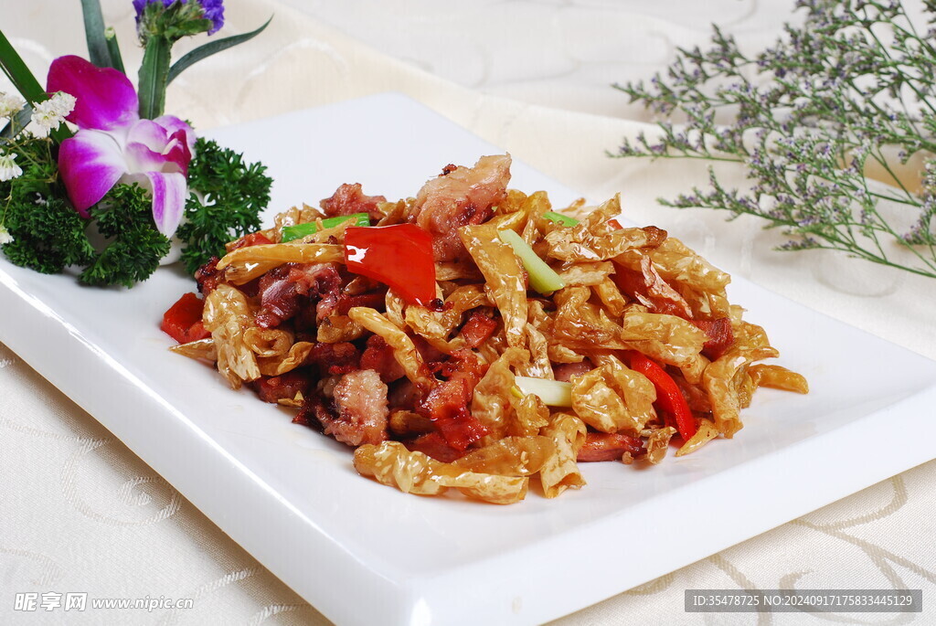 泡白椒炒鹵肉