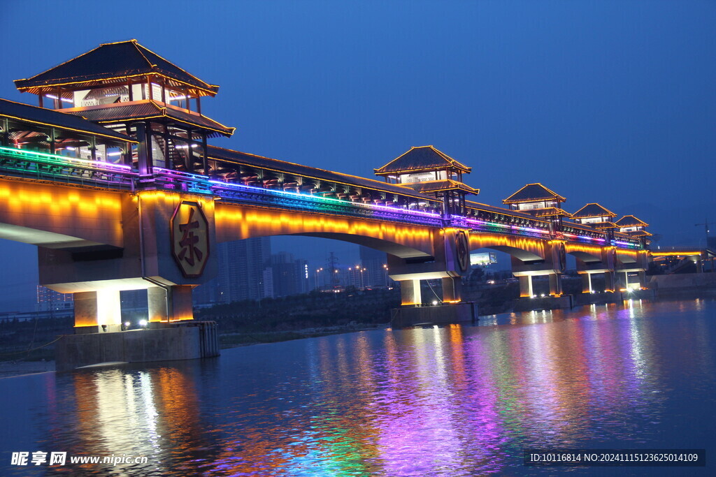 廊橋水鄉燈光夜景