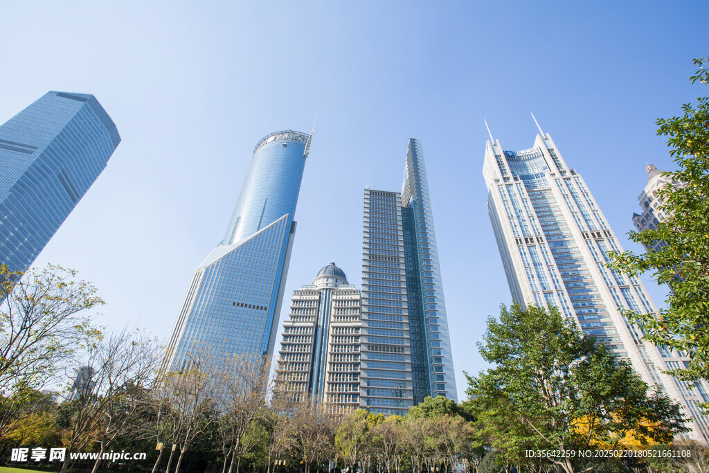 仰拍建筑群
