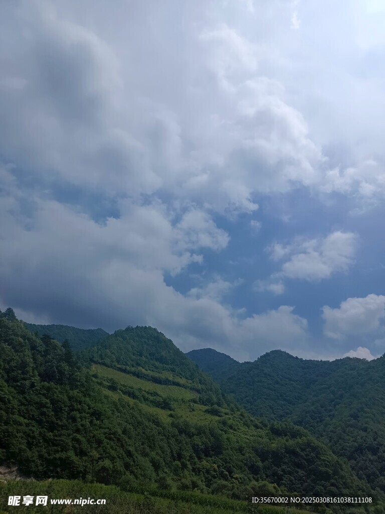 夏天藍天白云青山