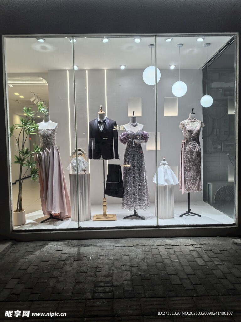 婚紗店櫥窗