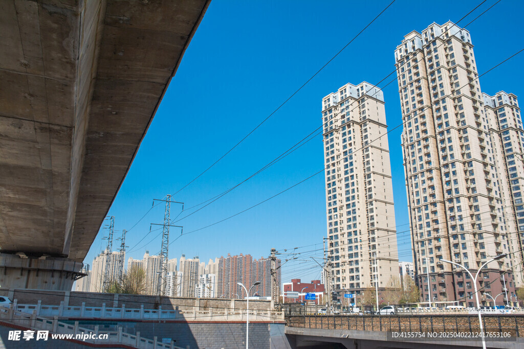 混凝土高架橋與城市天際線