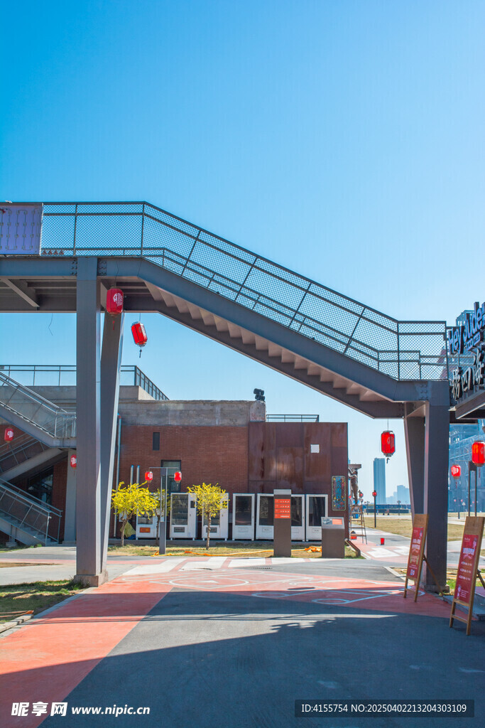 金屬天橋與磚砌建筑景觀