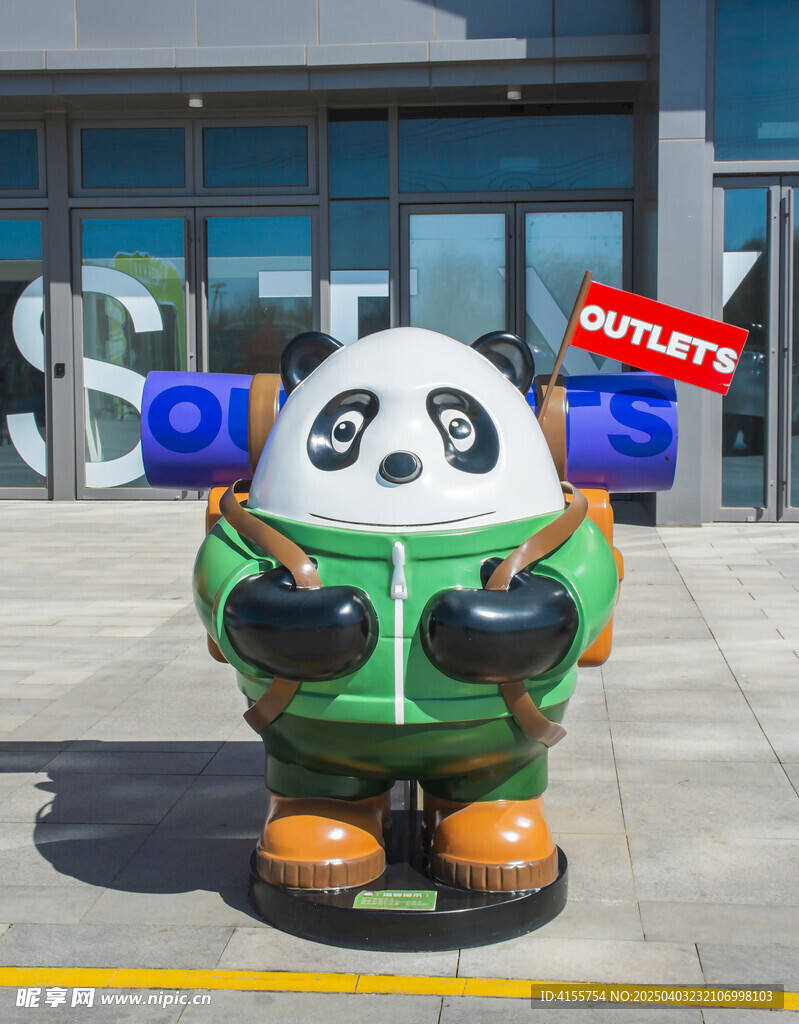 OUTLETS商場卡通熊貓雕塑