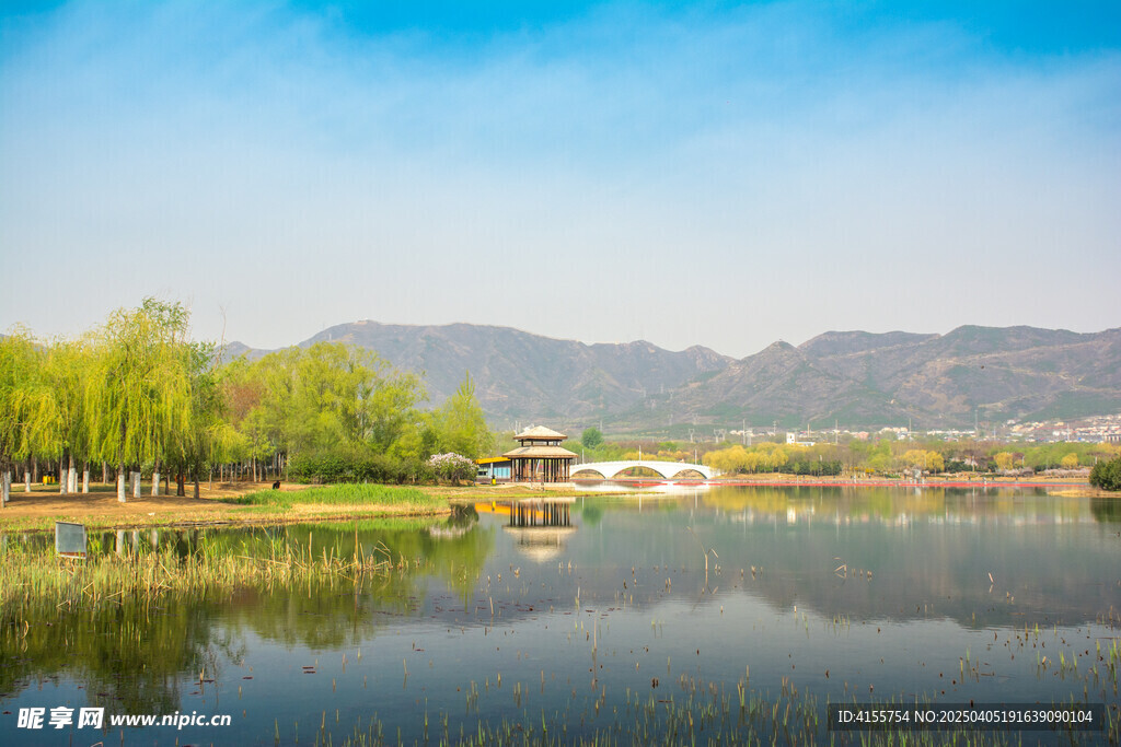 柳岸湖泊與遠(yuǎn)山倒影