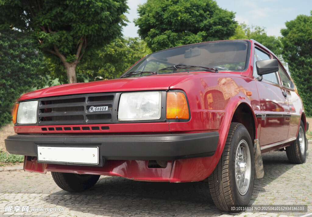 老式紅色汽車