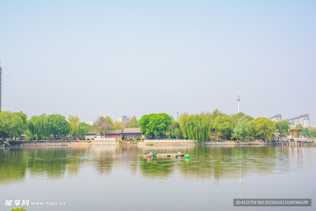 園林湖面春景