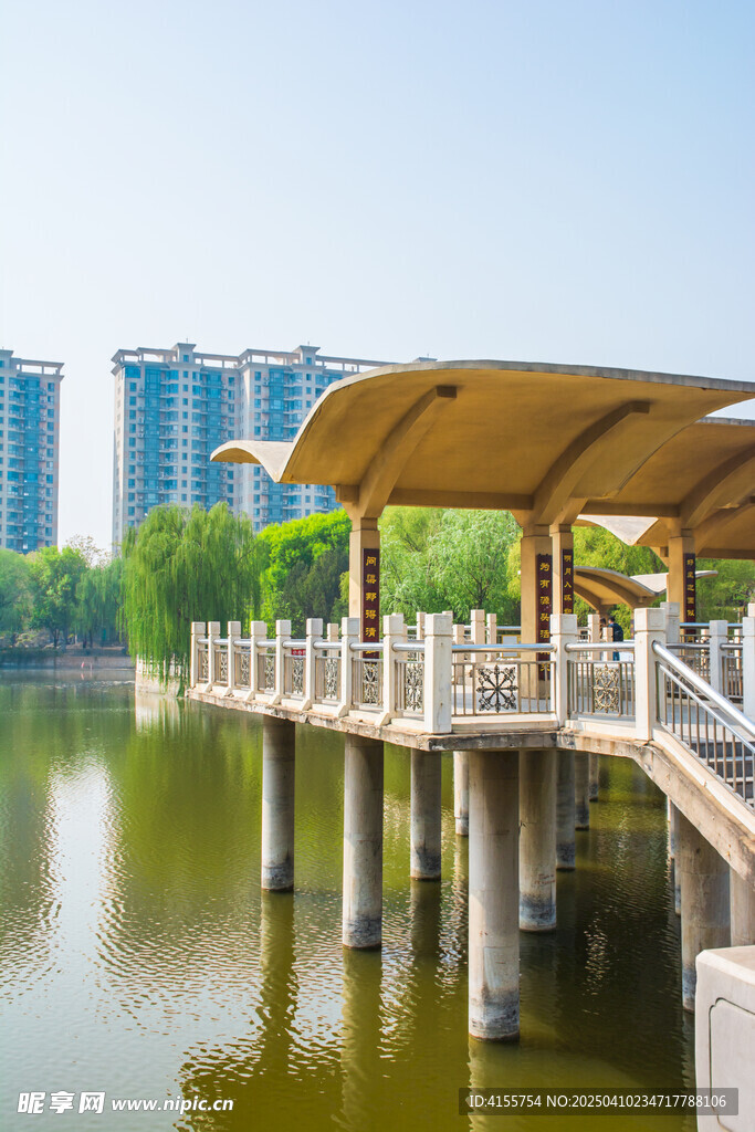 湖畔拱頂棧橋