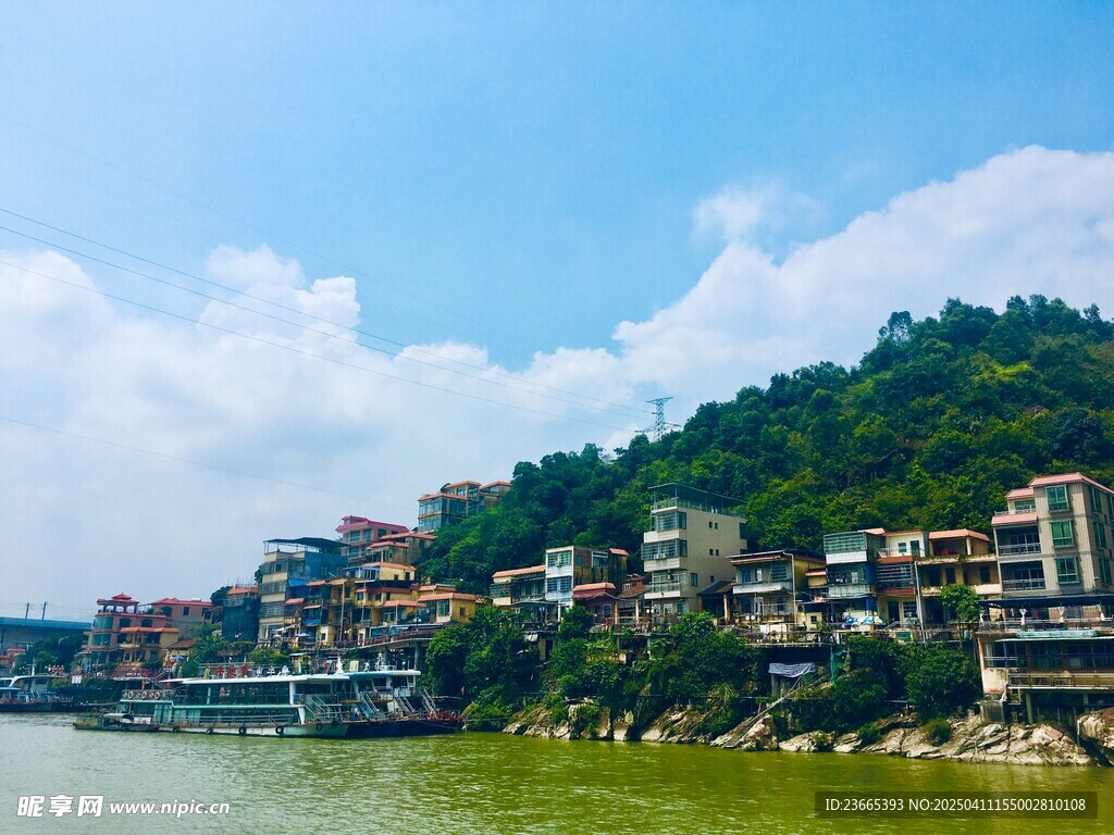 河邊房子