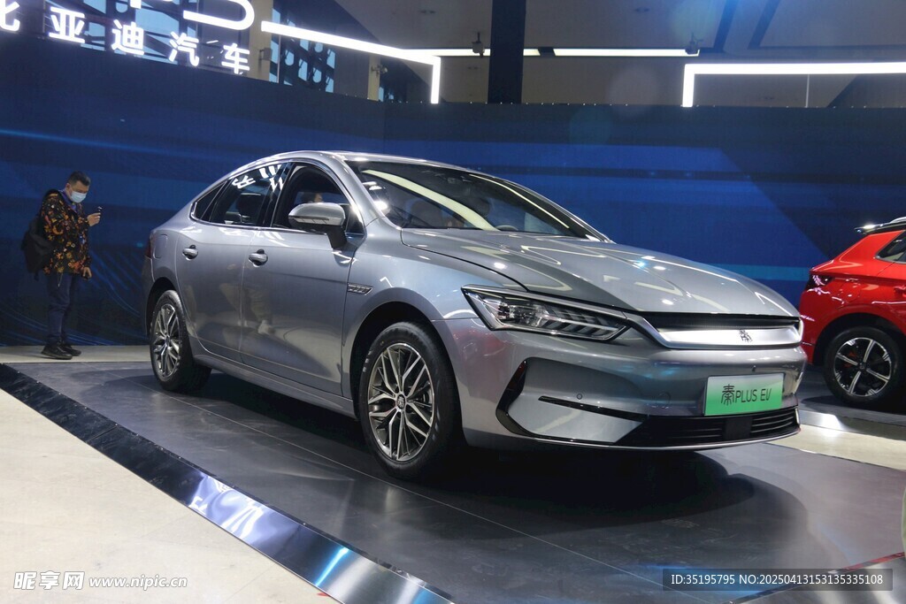 車展上的銀色轎車展示