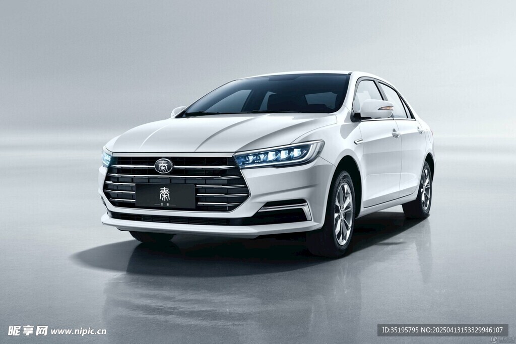 白色優雅轎車展示