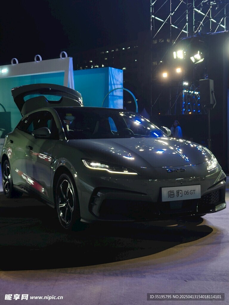 炫酷黑車夜間展示風(fēng)采