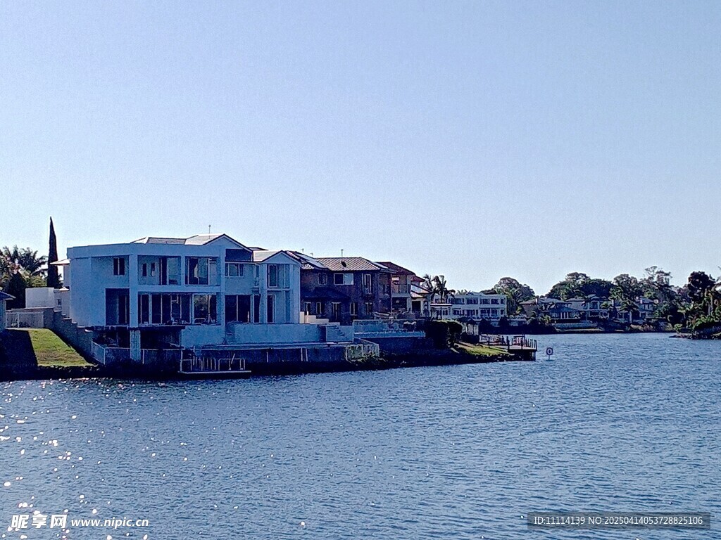 湖畔藍白別墅臨水美景