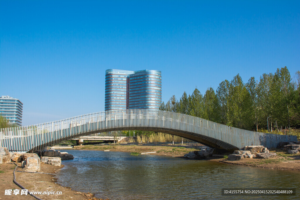河畔拱橋與現(xiàn)代建筑美景