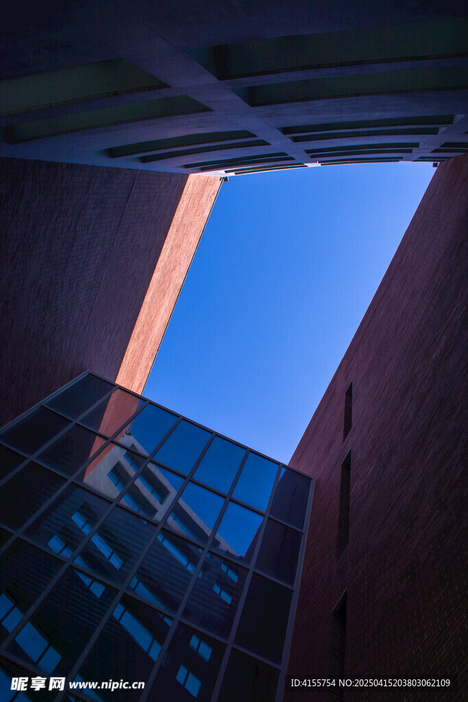 仰視城市建筑間的藍(lán)天