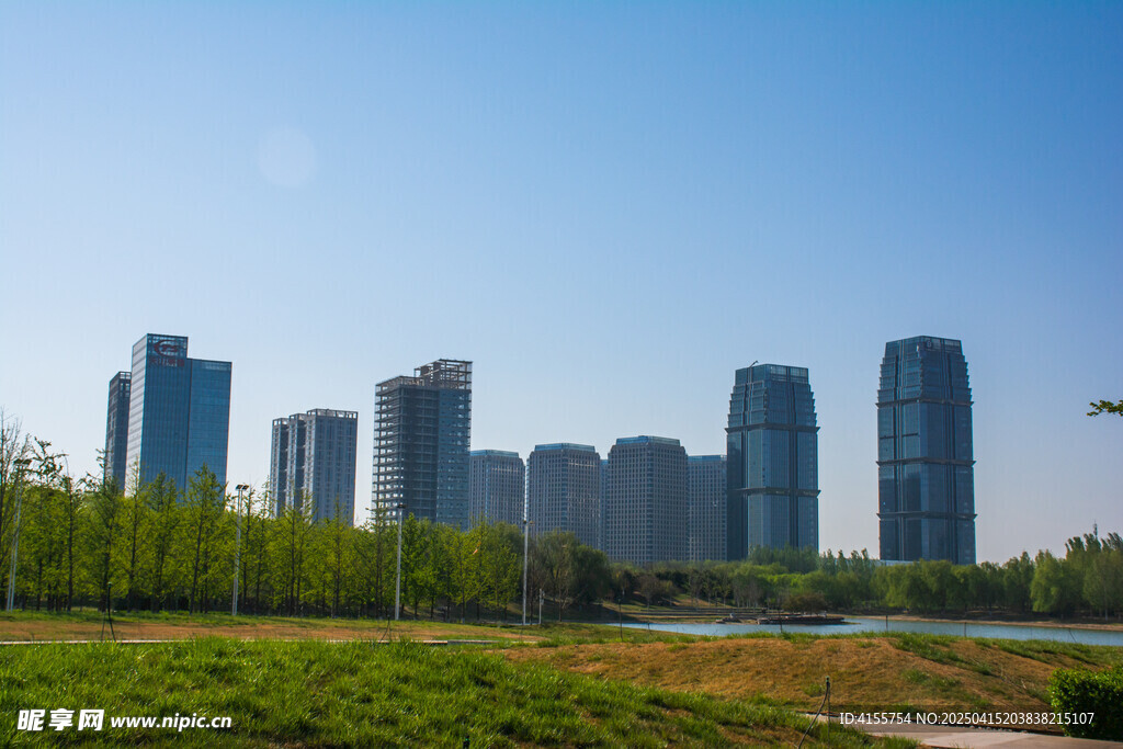 城市天際線(xiàn)與綠意景觀(guān)
