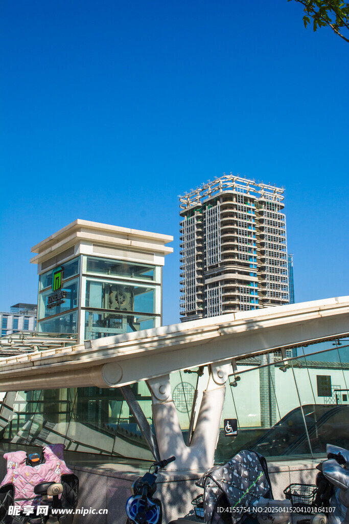 城市高樓與地鐵站