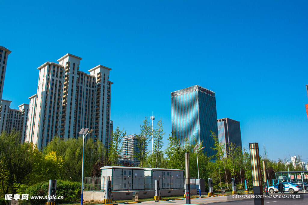 都市高樓與藍天綠樹景觀