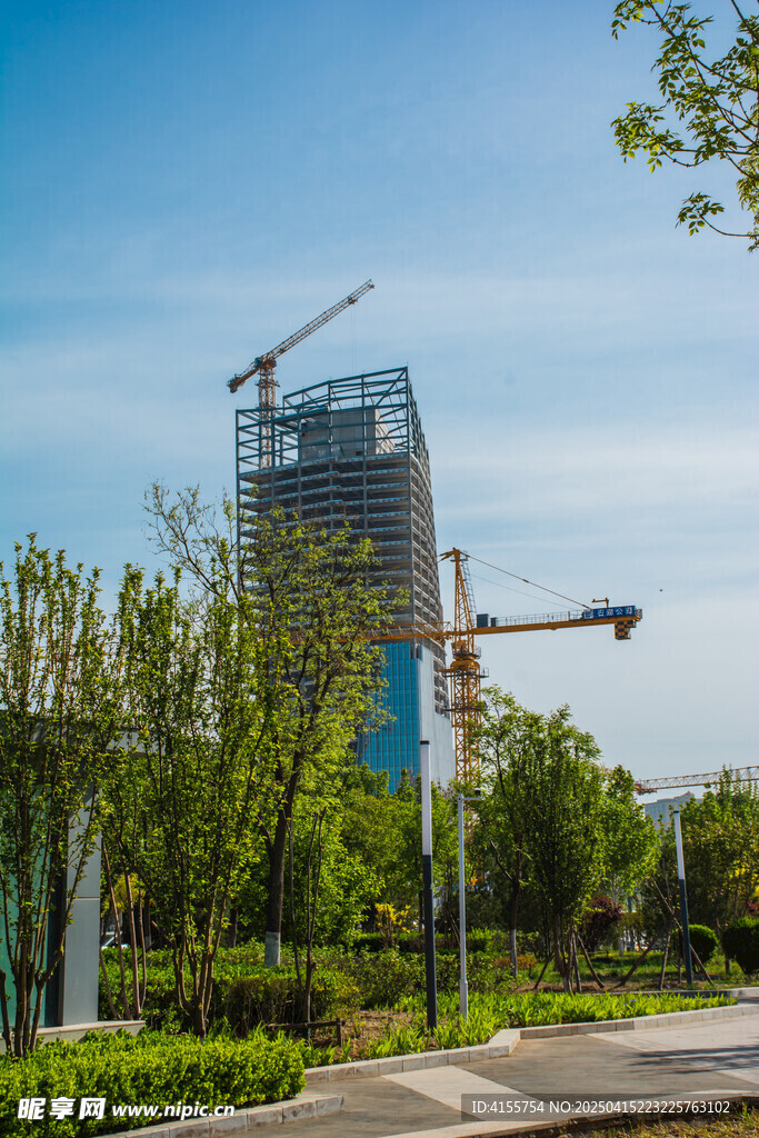 城市中在建高樓與周邊景致