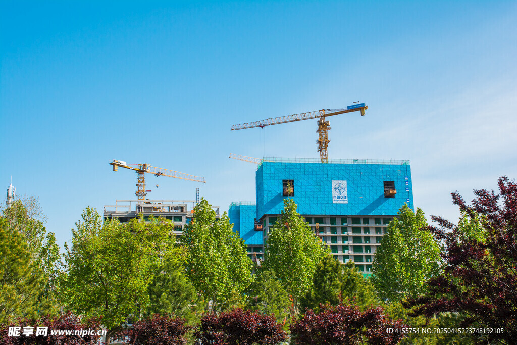 藍樓旁的建筑施工景象