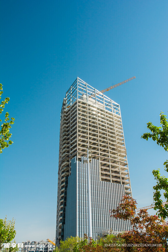 在建高樓矗立藍天之下