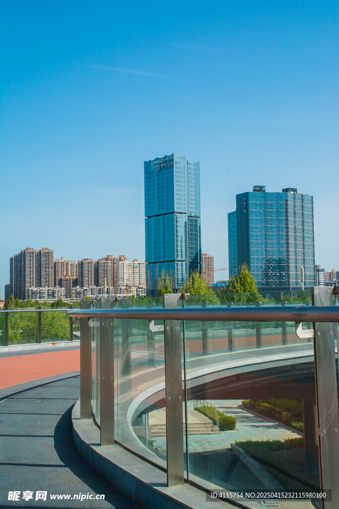 城市觀景臺的現代建筑風光