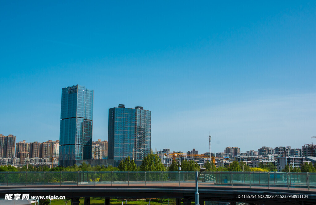 城市天際線與高架橋景觀
