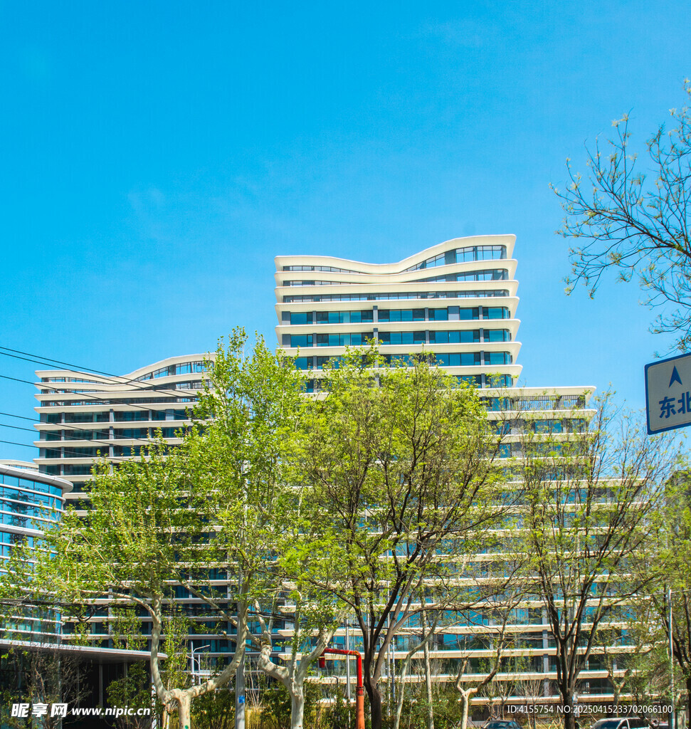 現(xiàn)代城市中林立的綠色建筑