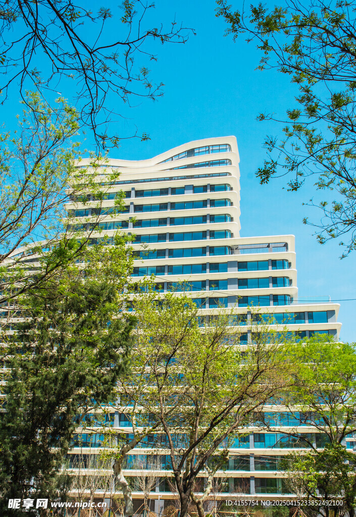 現代波浪形建筑與綠樹