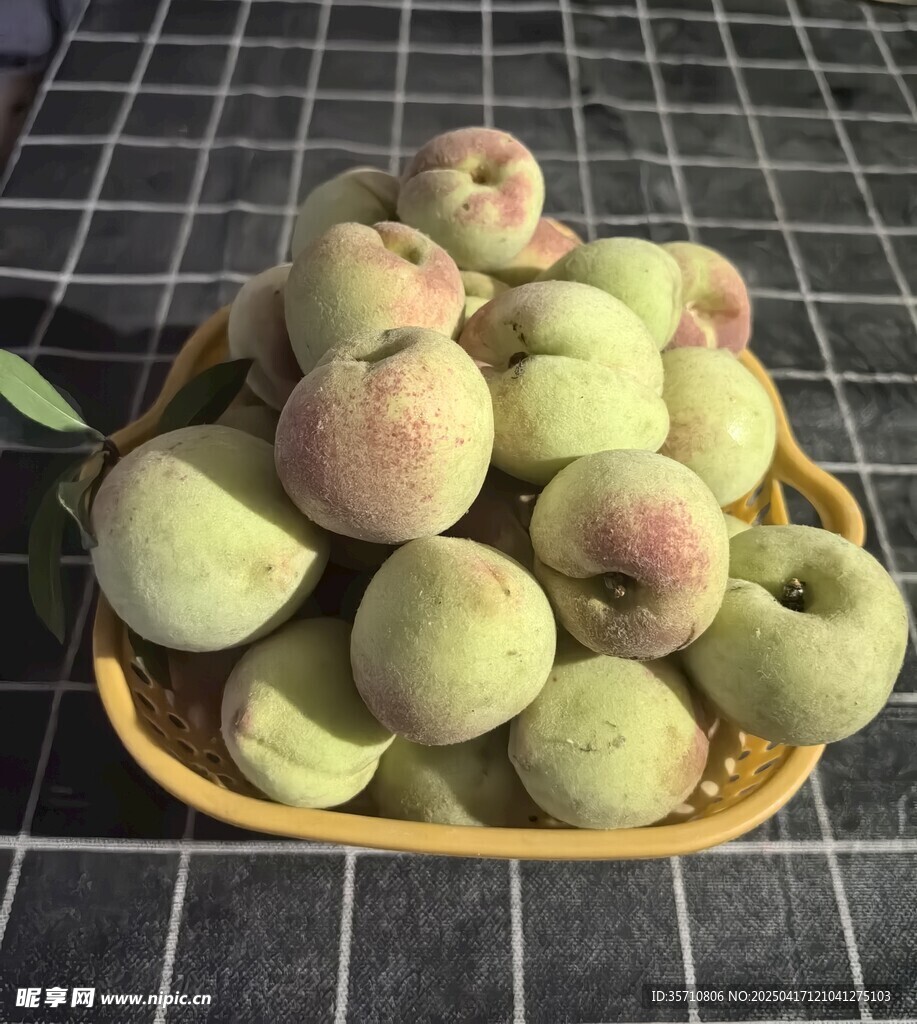 籃子里的桃子
