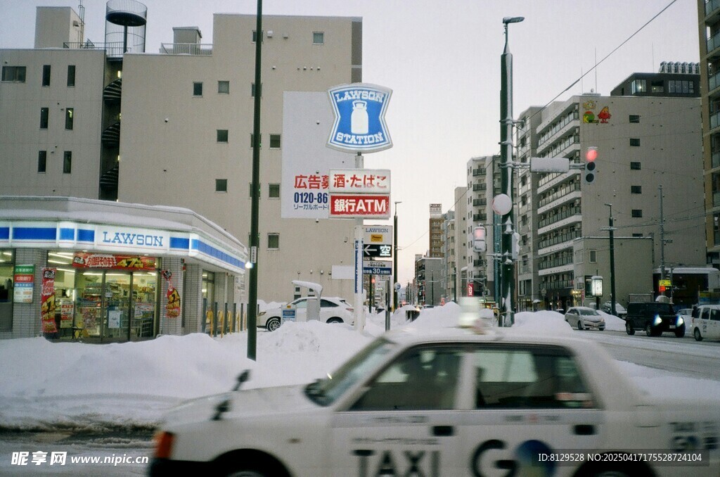 雪后城市街道出租車景象