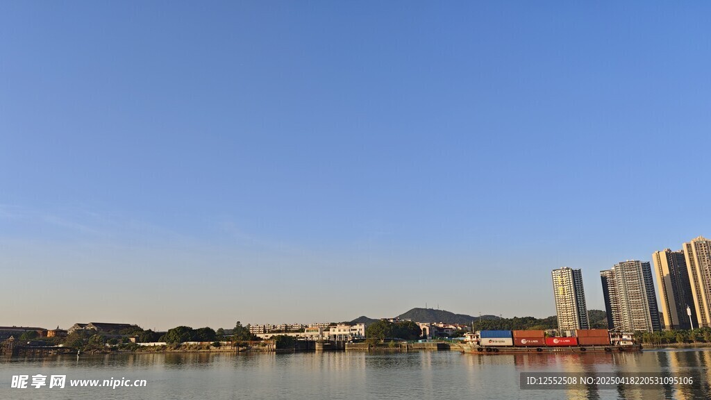 城市湖畔風(fēng)光