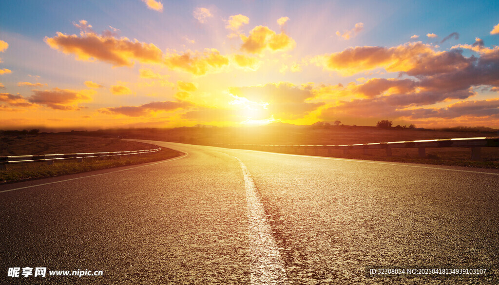 夕陽下的公路美景