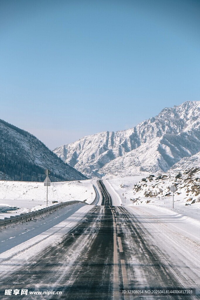 雪覆長路延向雪山