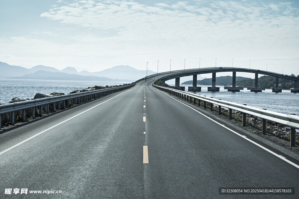 寬闊公路與跨海大橋景觀