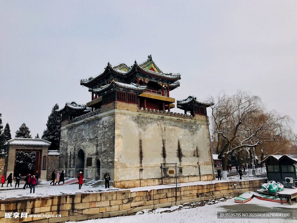 冬日雪景中的古老城樓