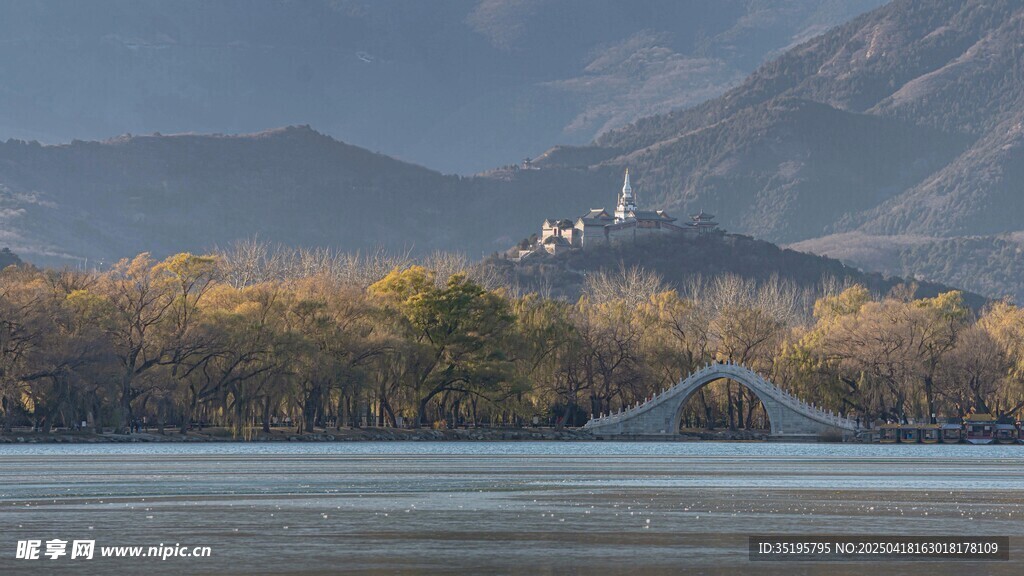 湖畔遠山白塔秋日美景