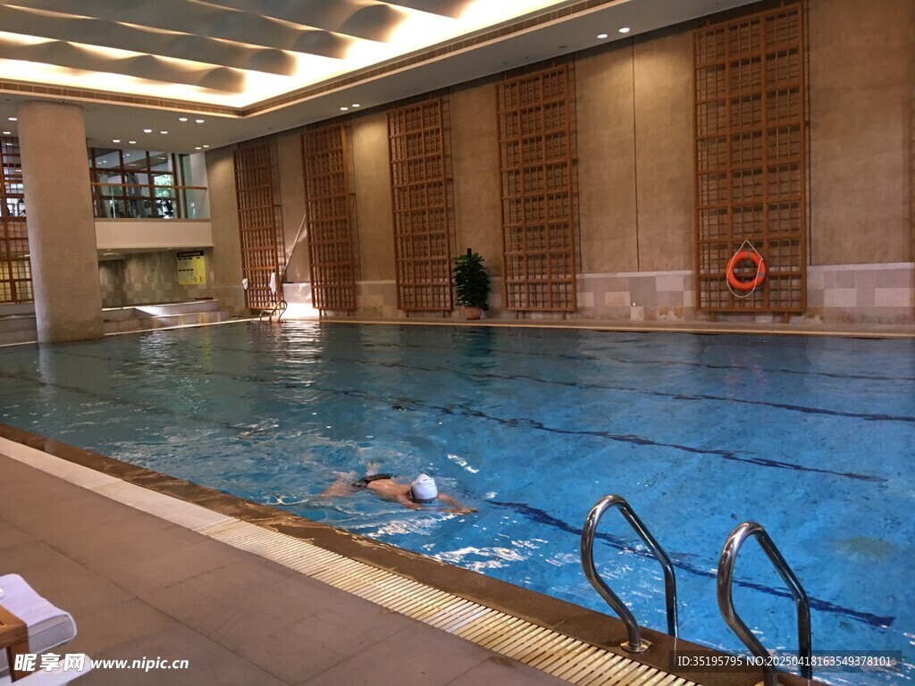 室內泳池場景