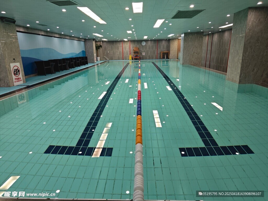 室內標準游泳池場景