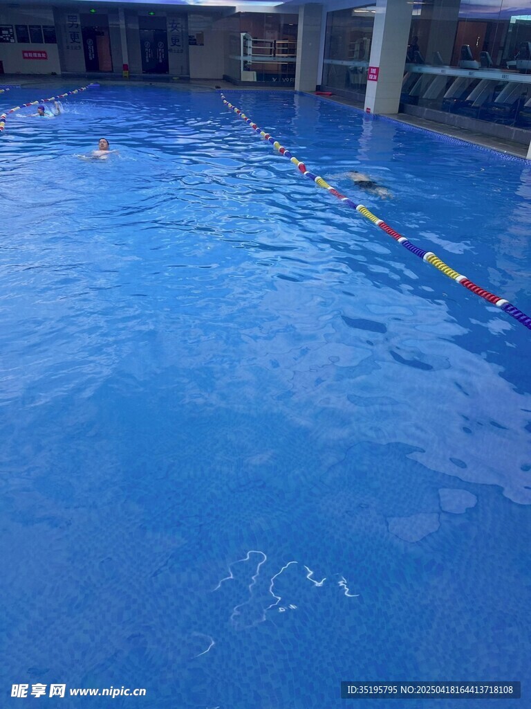室內藍色泳池水面景象