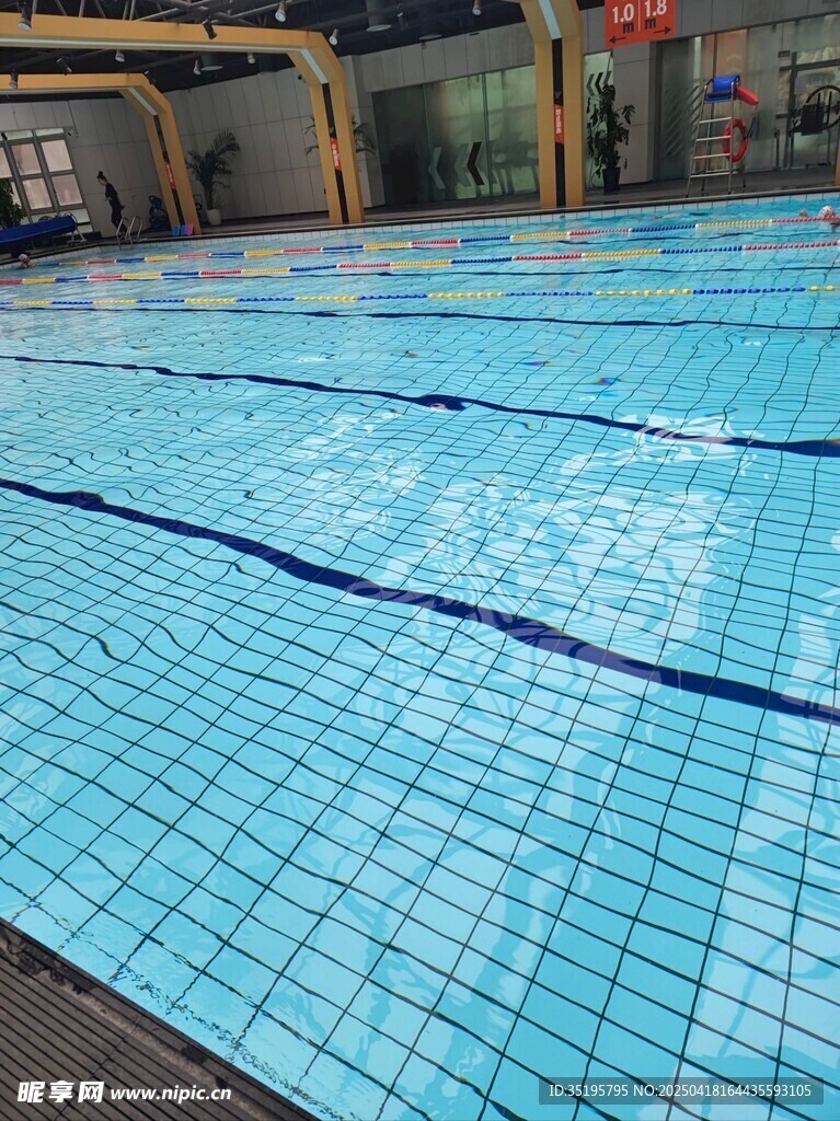 室內藍色瓷磚游泳池