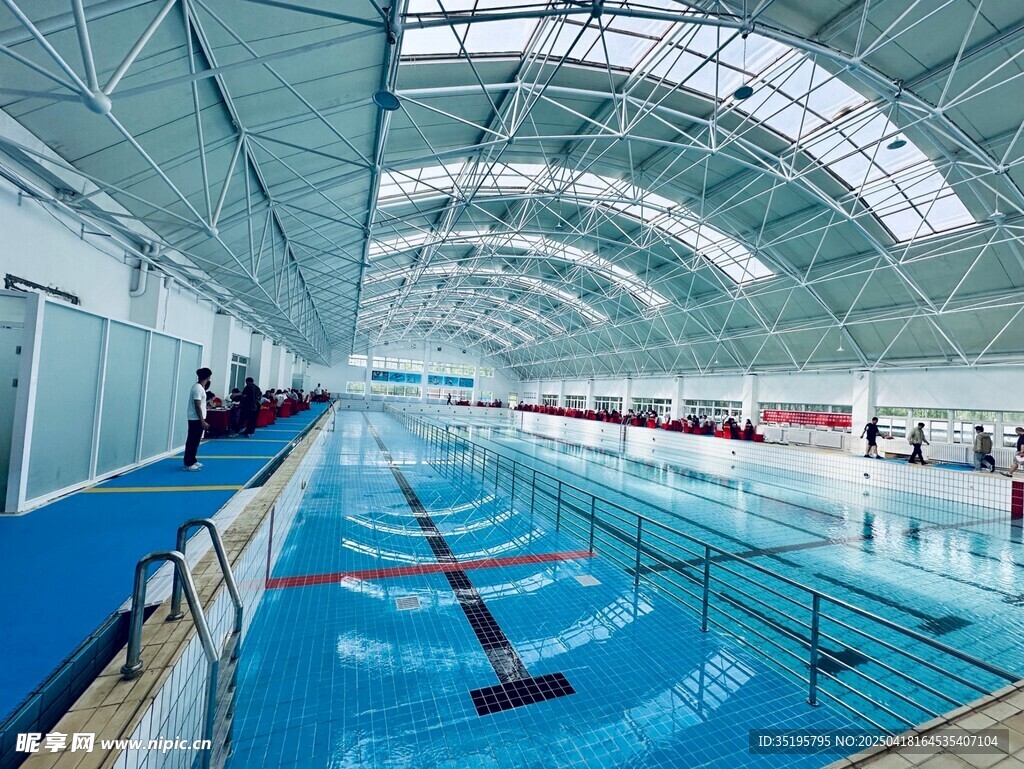 室內大型透明頂游泳館